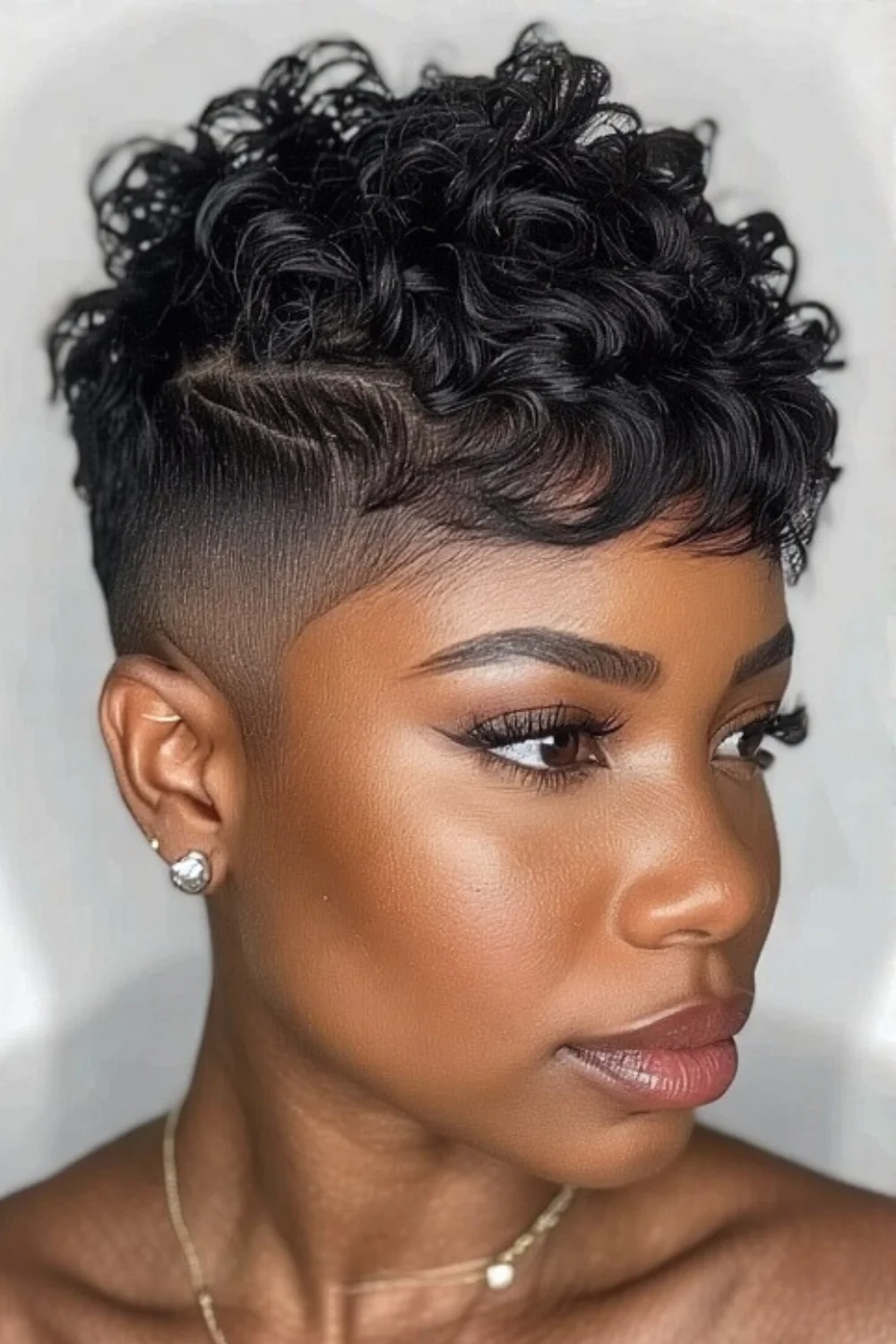 Close haircut styled with soft waves
