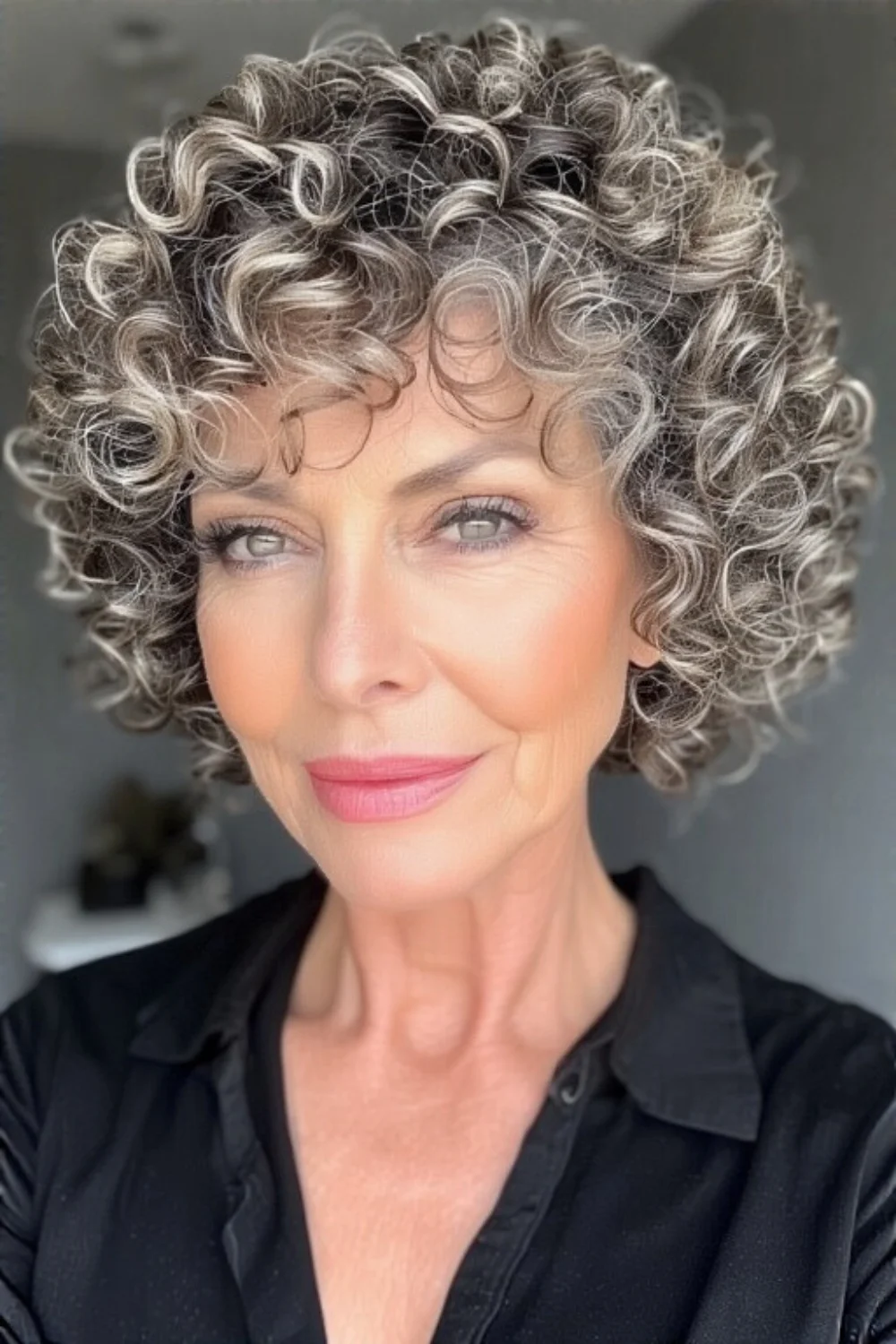Natural short curly hairstyle inspiration
