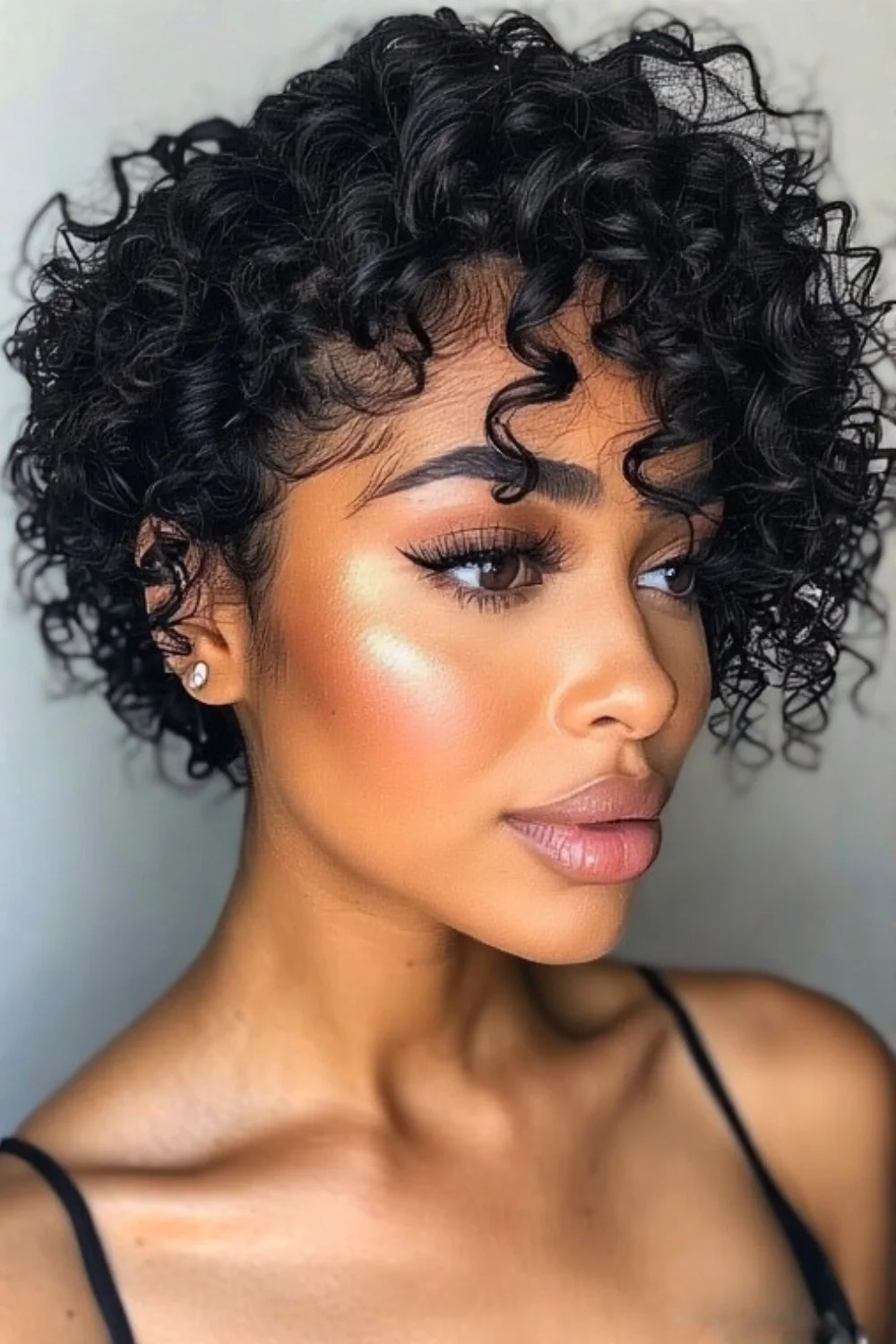 Tutorial on stylish shingling technique for curly hair
