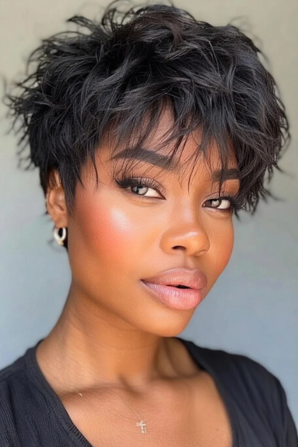 Short hair with tousled layers for a messy, effortless style 